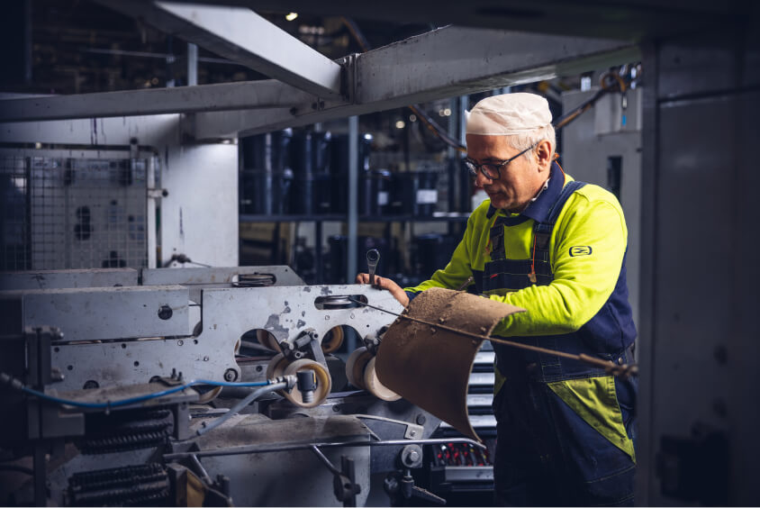 "Ons machine-park ken ik door en door. En ik ben niet de enige. Als er iets hapert, gaan we aan de slag om het te fiksen, te onderzoeken en vooral om de boel te verbeteren. Doen is leren. Het kan hier en daardoor krijg een nog betere feeling met de techniek van de machines. Dat gaat hier tot in de details."